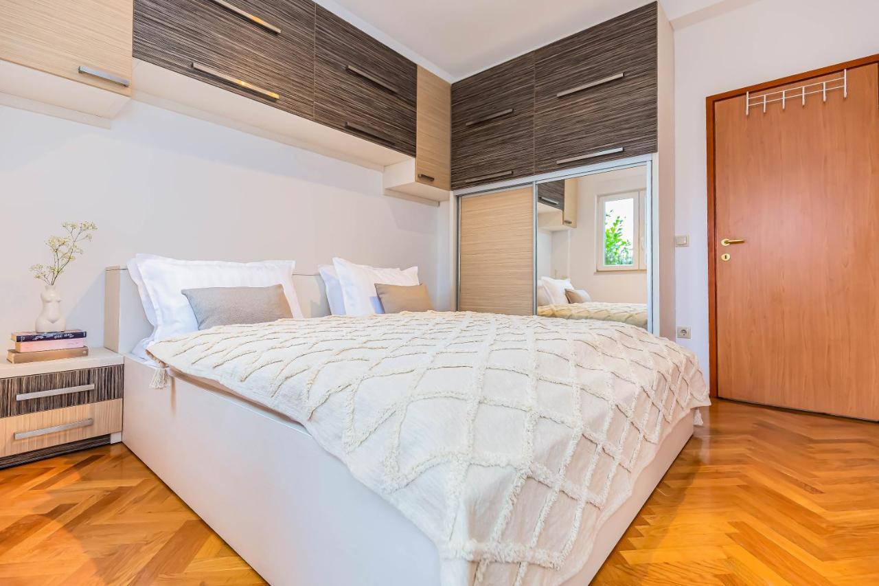 Beachfront Apartment Jesenice  Exterior photo